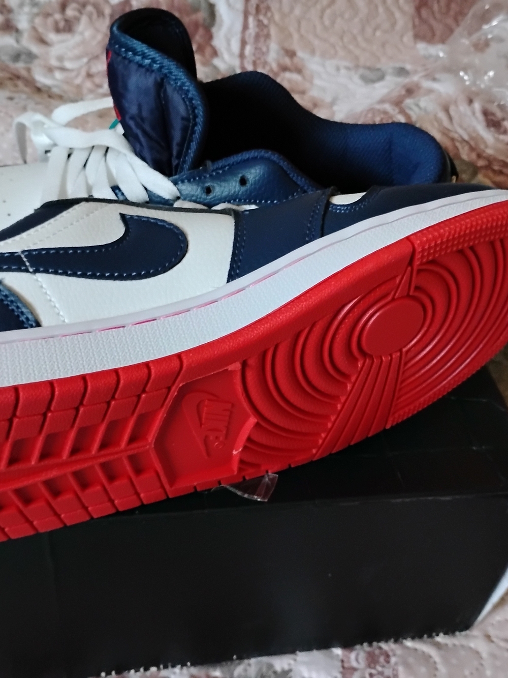 Nike Men’s Low Top Sneakers Navy White Red Sole - Picture 2 of 6